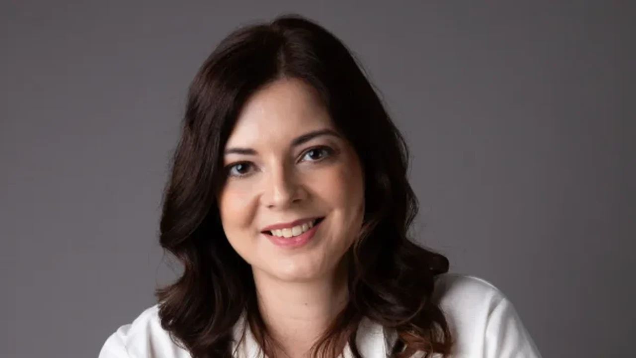 Thainá Fernandez lança romance “Beijada pela maré”, uma fantasia sobre busca por pertencimento de uma jovem autista
