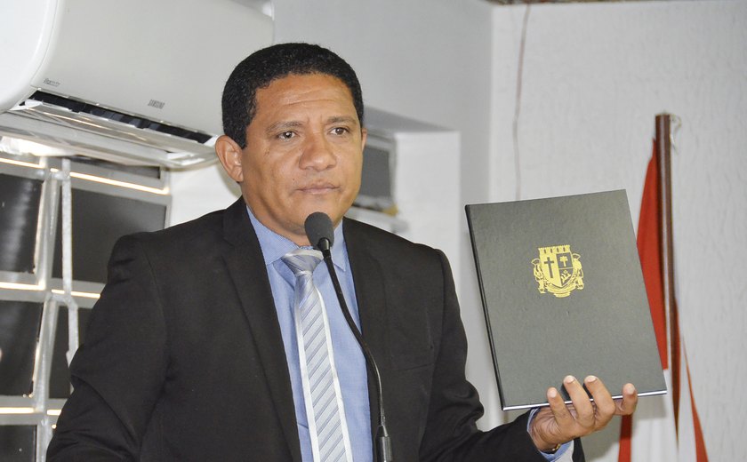 Prefeito repete Graciliano e entrega à Câmara relatório de prestação de contas, em Palmeira
