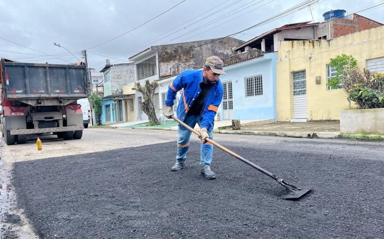 Operação Tapa-buraco recupera vias na Santa Lúcia e Jacintinho