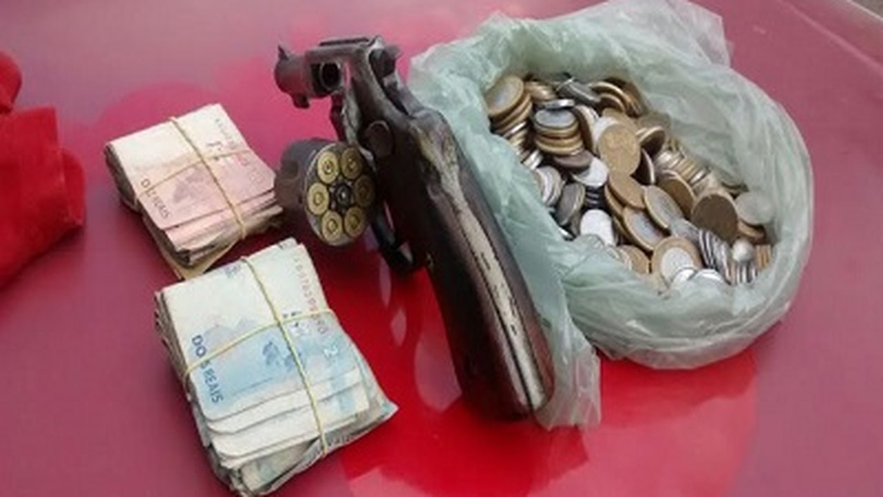 PM apreende arma de fogo e recupera quantia roubada em assalto