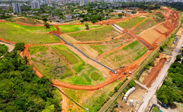 Trabalhos de terraplenagem, drenagem e plantio de cobertura vegetal para proteger o solo estão em andamento