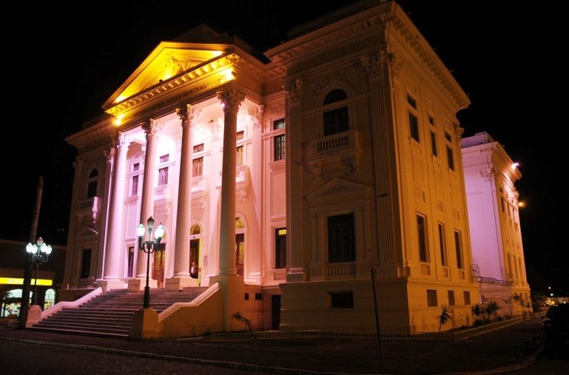 Lei determina que prédios públicos adotem iluminação rosa em outubro