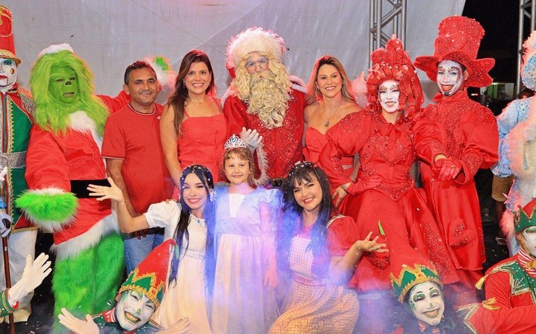 Prefeita Marcela Gomes abre em momento mágico os festejos natalinos de Novo Lino
