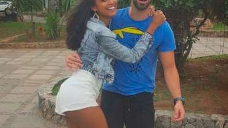 Aline Dias assume namoro com ator