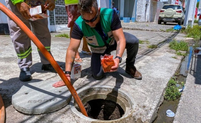 Teste com corante vermelho foi realizado pela equipe da Operação Línguas Sujas Teste com corante vermelho foi realizado pela equipe da Operação Línguas Sujas