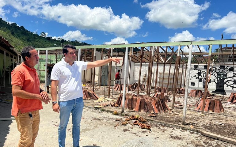 Prefeito de Santana do Mundaú assina ordem de serviço para construção de praça nesta terça (16)