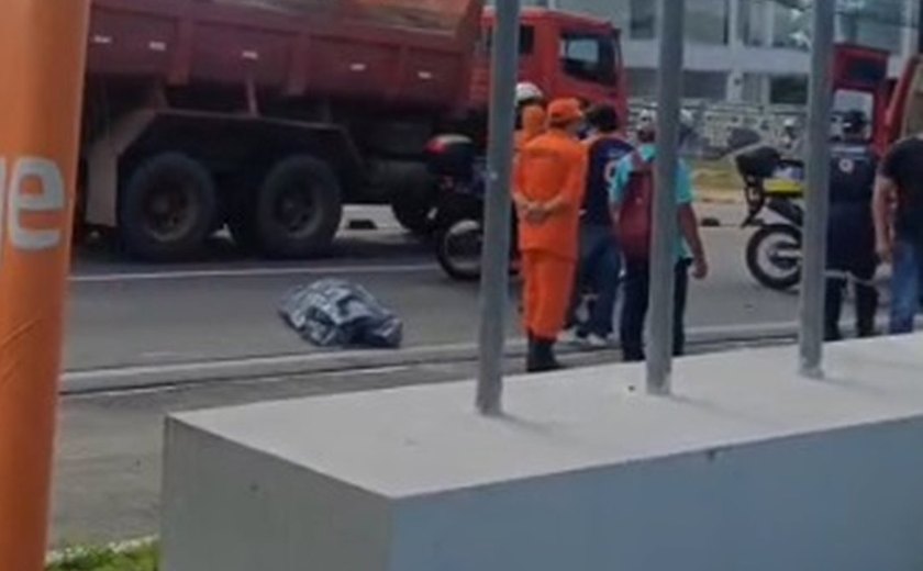 Mulher morre após bater com moto em poste na Avenida Menino Marcelo, em Maceió