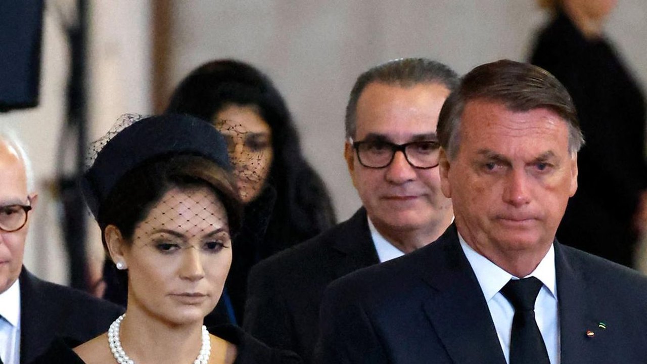 TSE proíbe uso de imagens de Bolsonaro no funeral da rainha pela campanha
