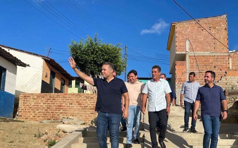 Prefeito de Branquinha e Governador visitam ruas pavimentadas pelo Minha Cidade Linda