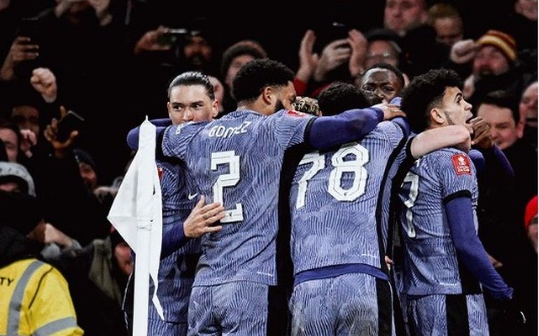 Liverpool ganha do Arsenal por 2 a 0, avança na Copa da Inglaterra e aprofunda crise no rival