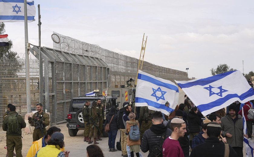 Israel afirma que retomou envio de ajuda humanitária aérea para Gaza