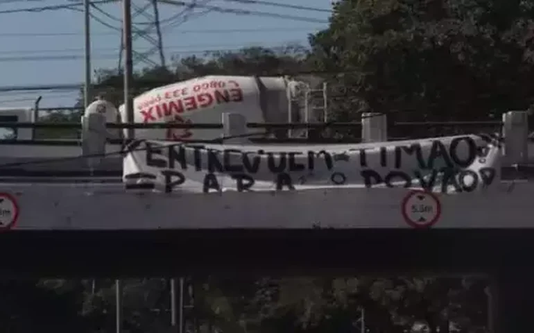 Torcida do Corinthians espalha faixas em protesto contra a diretoria; veja fotos