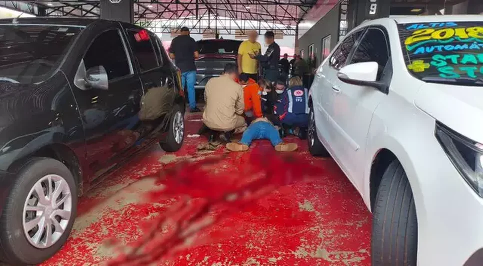 Socorristas tentaram reanimar jovem baleado, mas esforços não foram capazes de surtir efeitos