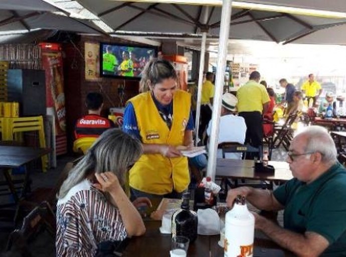 Seprev realiza campanha de controle de bebidas alcoólicas na Rua Fechada