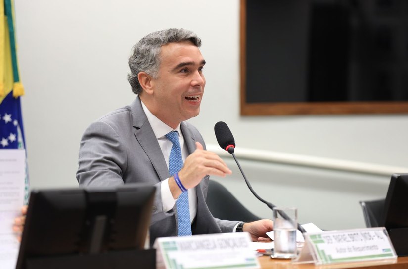 Rafael Brito defende obrigatoriedade de psicólogos e assistentes sociais nas escolas