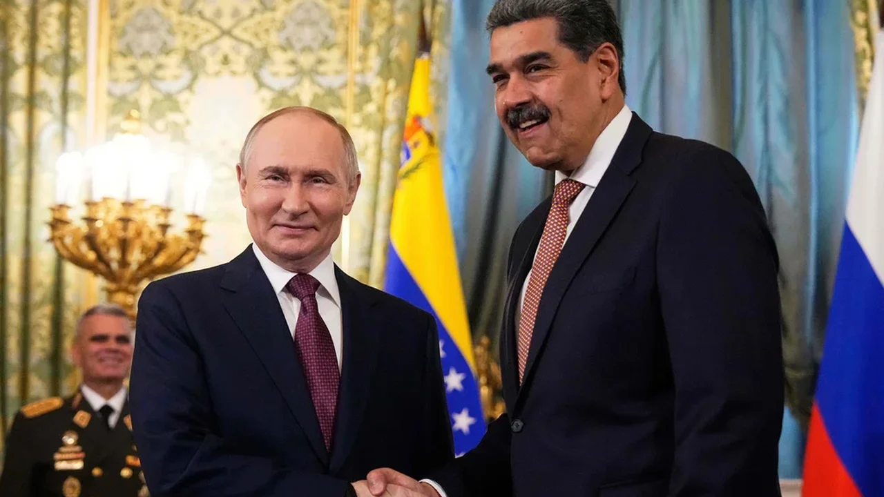 A ação militar dos EUA na Venezuela é vista como uma bênção e uma maldição para Putin, da Rússia.