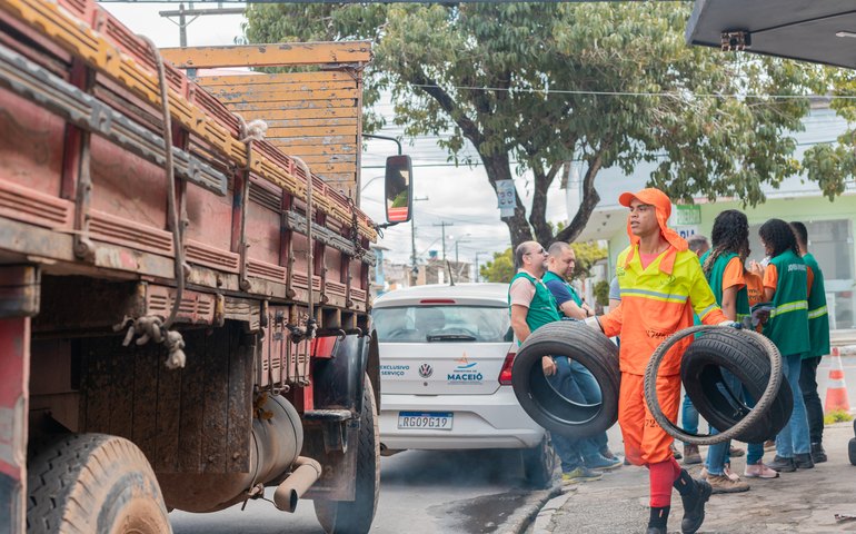 Mutirão combate focos do Aedes aegypti em borracharias de Maceió