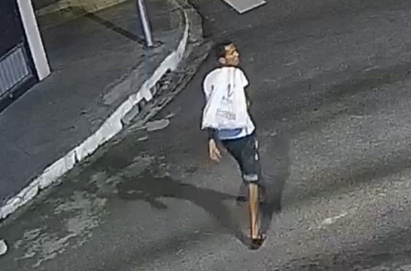 Flagrado por câmeras, suspeito de homicídio no Farol é procurado pela polícia civil