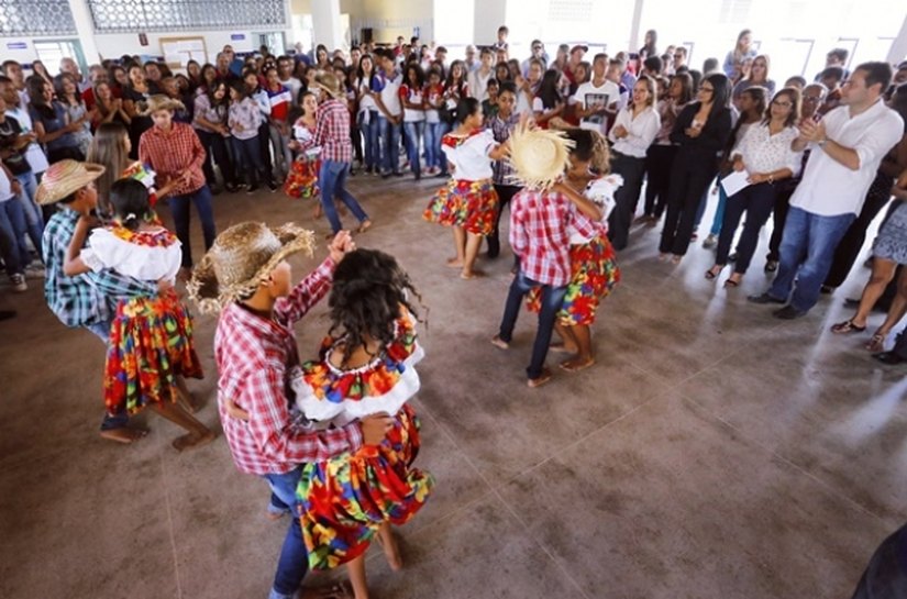 Penedenses celebram entregas de escolas com muita música e dança