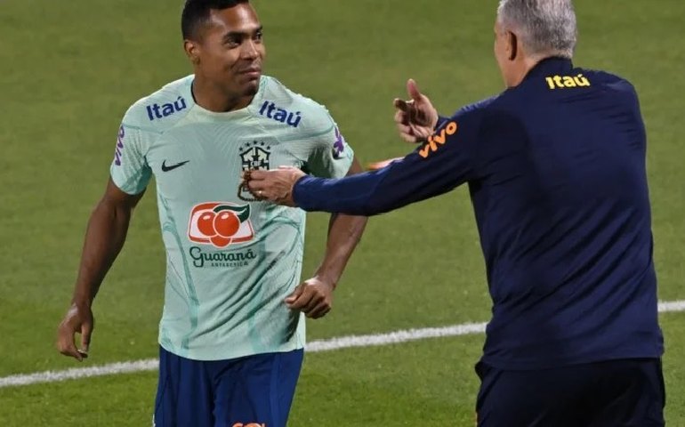 Treino da seleção brasileira tem Alex Sandro no gramado e Neymar de chinelo