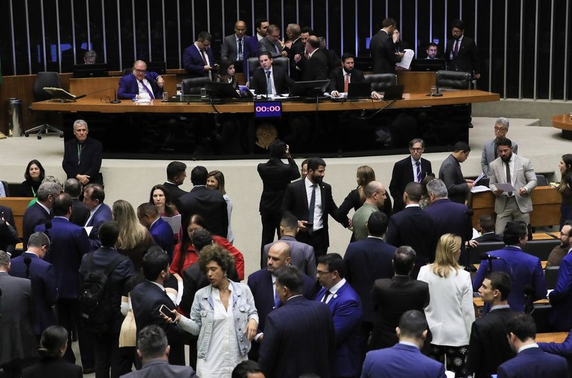 Câmara aumenta penas para crimes como extorsão e escudo humano