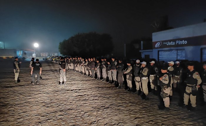 Policiais se preparam para dar início a operação Policiais se preparam para dar início a operação