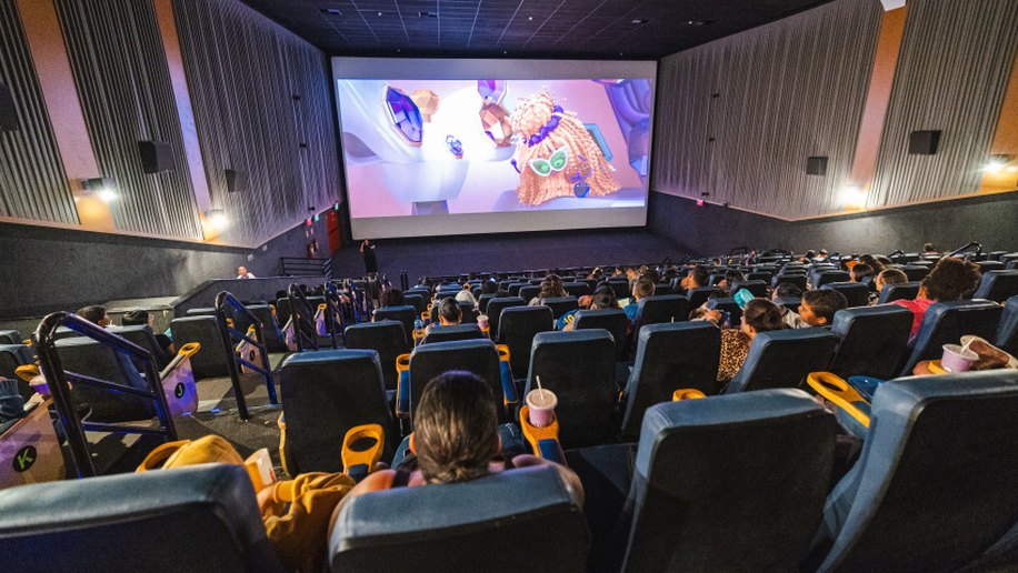 Cinema Inclusivo encanta público PCD e 60+ com recursos de acessibilidade