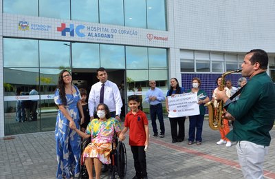 Paciente do Hospital do Coração Alagoano recebe alta e ganha homenagem de familiares e amigos