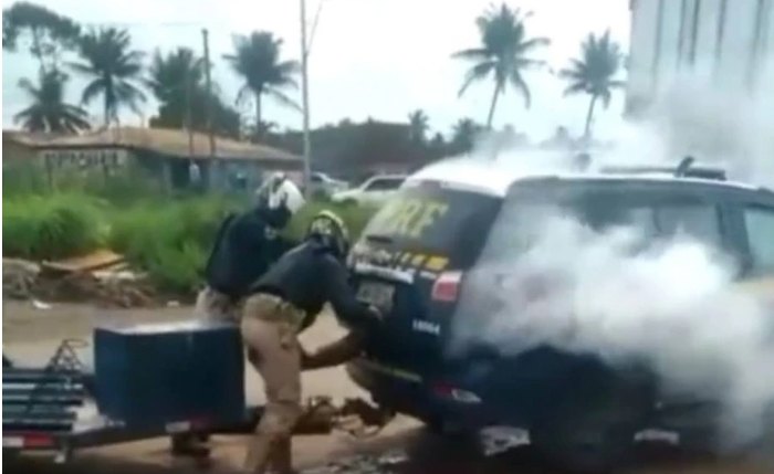 Homem morreu no porta-malas do carro da PRF após aspirar gás lançado pelos policiais Homem morreu no porta-malas do carro da PRF após aspirar gás lançado pelos policiais