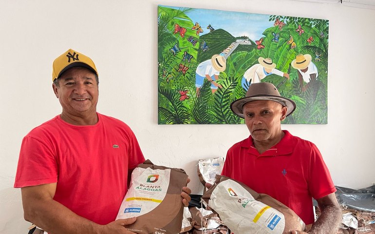 Prefeitura de Santana do Mundaú entrega mais de 4,5 toneladas de sementes para agricultores