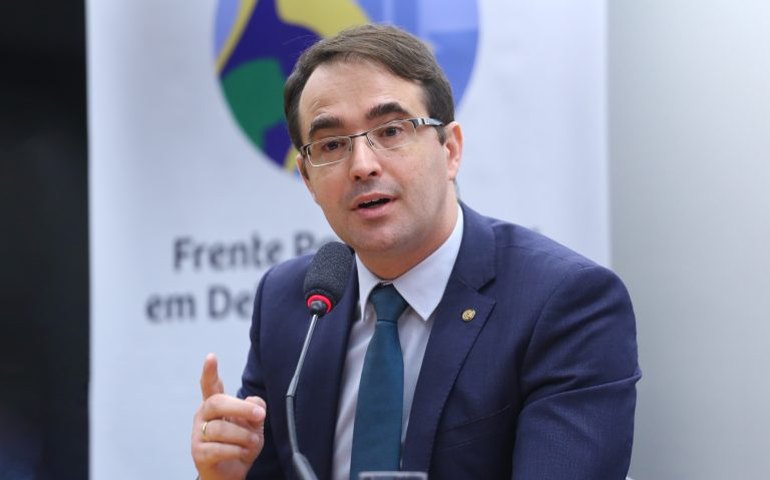 Projeto veda uso de abraçadeiras de nylon na castração de animais domésticos