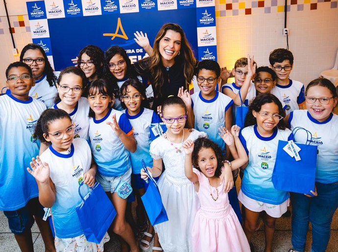 Marina Candia entrega óculos de grau a alunos da rede municipal em Maceió