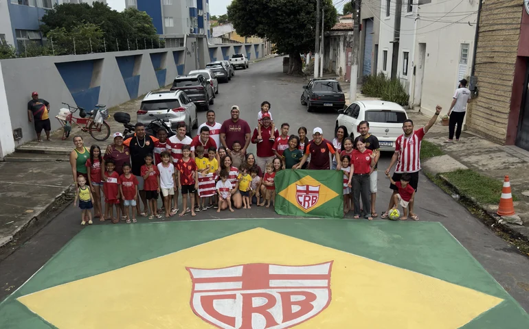 Em clima de Copa, Sócios Kids pintam o Casarão do CRB de verde e amarelo