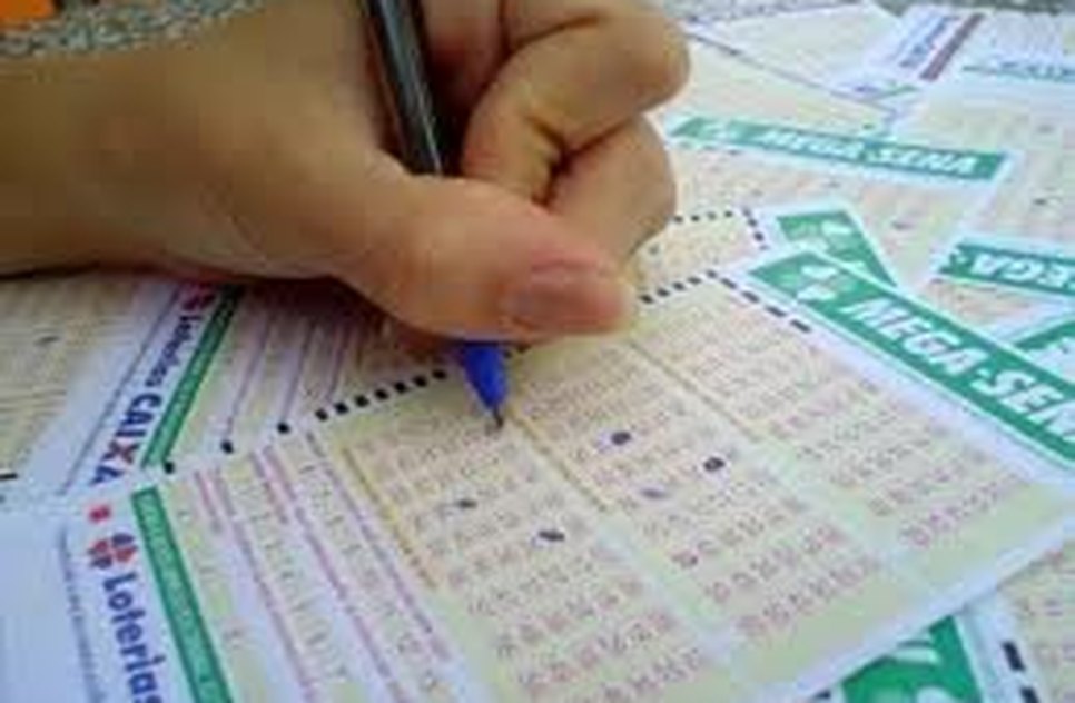 A aposta mínima na Mega-Sena é de R$ 2 e pode ser feita até as 19h desta quarta-feira (16).