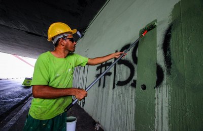 Prefeitura recupera pintura de mais um viaduto que foi pichado em Maceió
