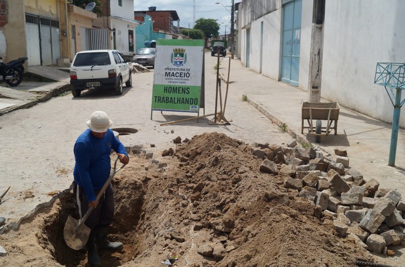 Seminfra realiza limpeza e desobstrução em galerias