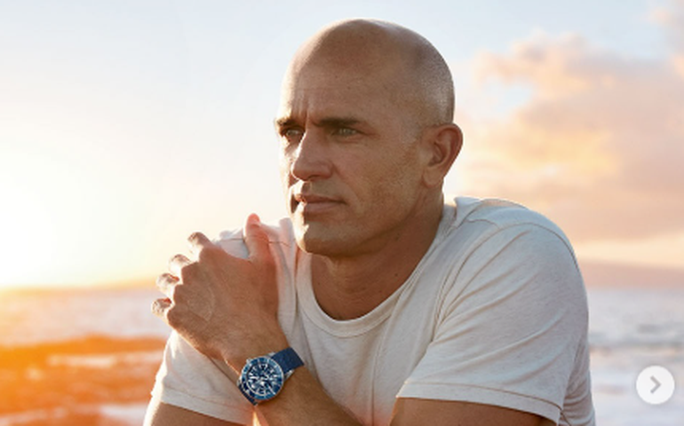 Kelly Slater prova morango do amor em SP e tem reação surpreendente