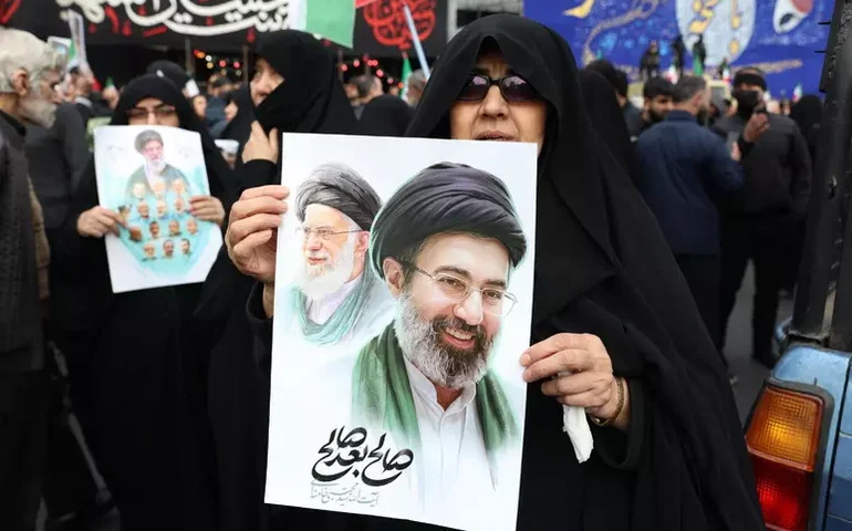 Novo líder supremo do Irã sofreu fratura no pé e ferimentos no rosto