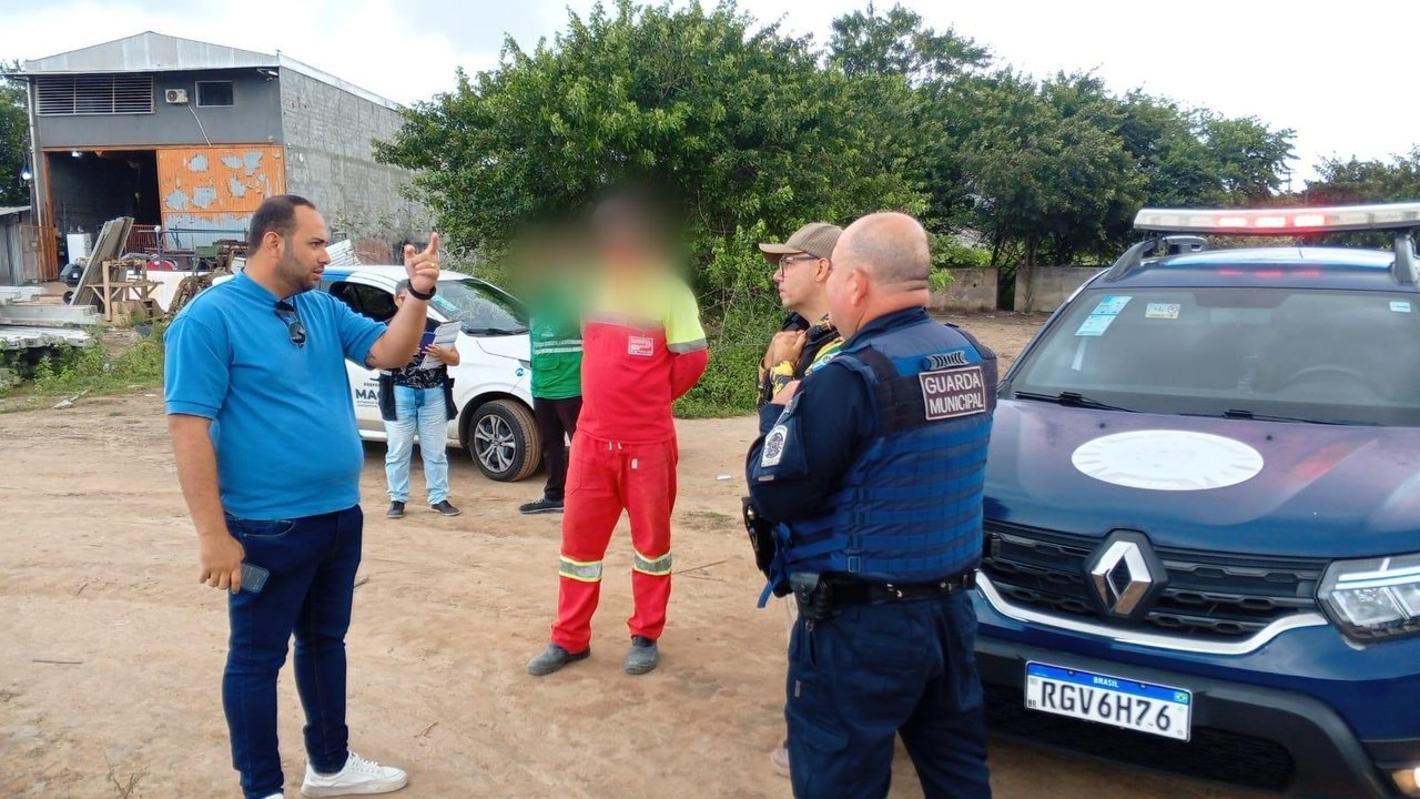 Agentes do DMTT e Alurb flagram descarte irregular de lixo em área verde na Santa Lúcia