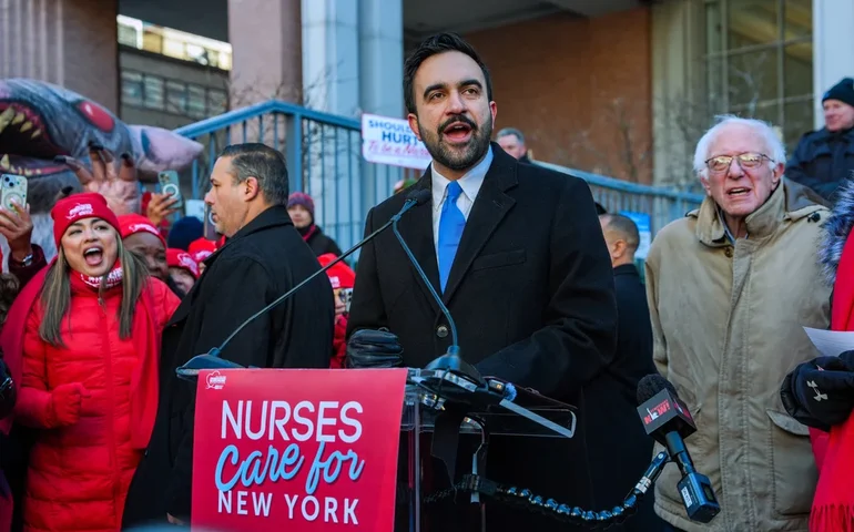 Prefeito de Nova York, Zohran Mamdani, e senador americano Bernie Sanders se reúnem com enfermeiras no nono dia de greve