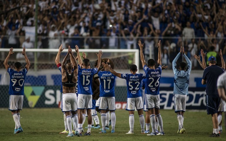 Cruzeiro vence Grêmio em duelo de gigantes na Série B e festeja a vice-liderança