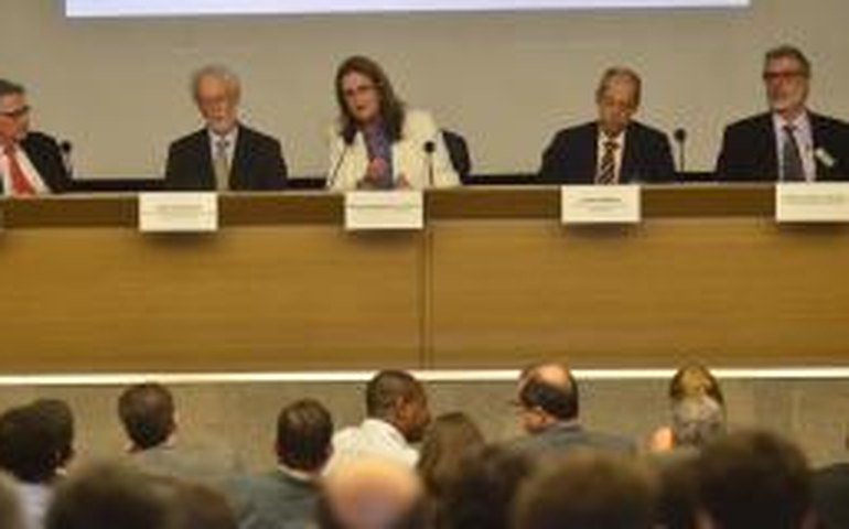 Petrobras tentará manter os combustíveis com preços atuais, diz Graça Foster