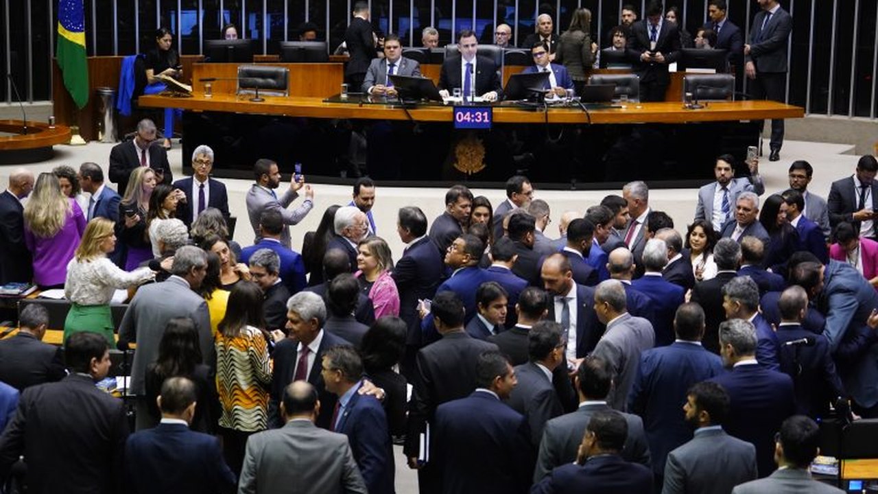 Parlamentares analisam projetos de lei do Congresso; acompanhe
