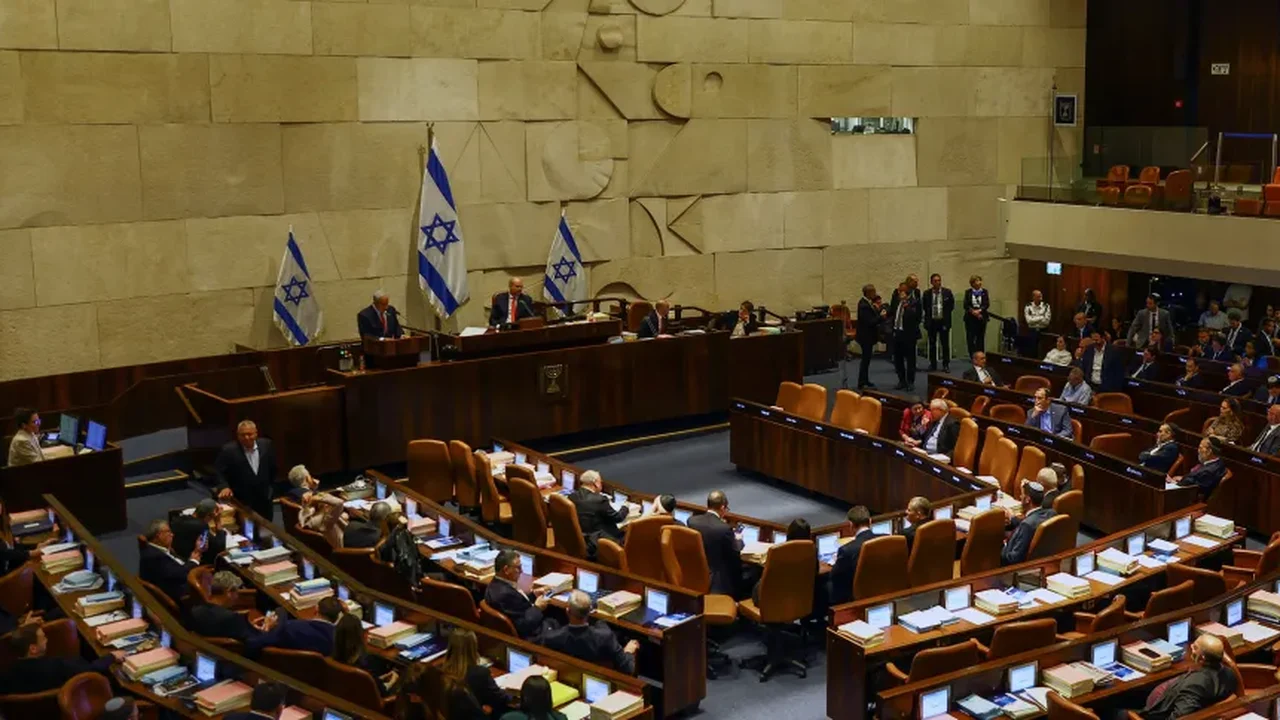 Parlamento de Israel aprova parte de reforma judicial e manifestantes protestam