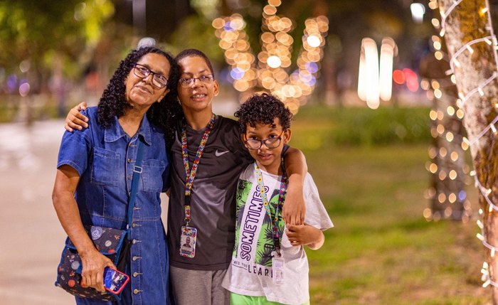 Famílias passeavam no Parque Centenário durante teste luminoso da Ilumina Maceió