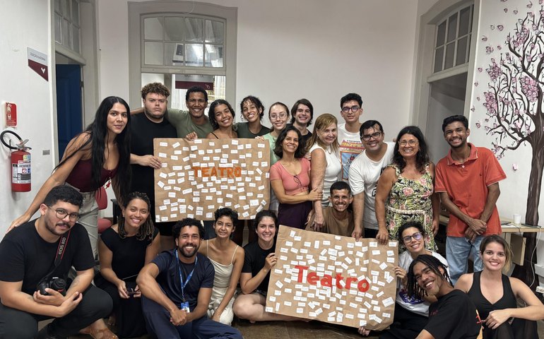 Oficina Teatre-SE encerra ciclo com espetáculo itinerante Preto é a Cor que Mais Brilha na Biblioteca Pública