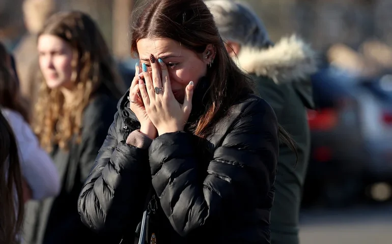 3 mortos, incluindo suspeito, em tiros durante o jogo juvenil de hóquei em Rhode Island