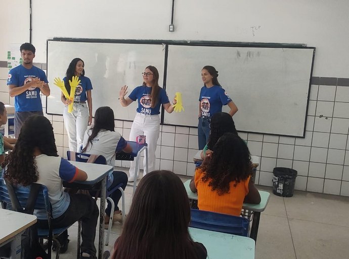 Samu conscientiza sobre trotes e noções de primeiros socorros