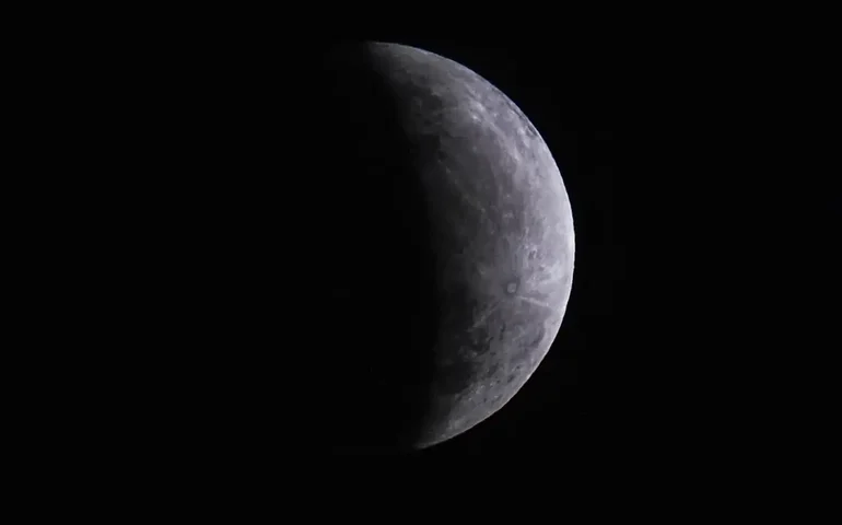 Eclipse parcial da Lua e 'cometa do século': veja calendário de próximos fenômenos astronômicos
