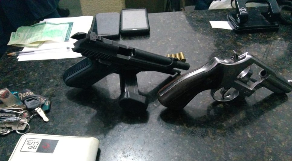 duas armas foram apreendidas